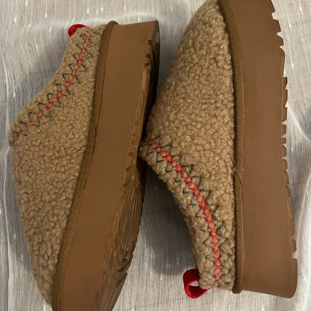 CCOCCI Tan Sherpa Platform Clogs with Red Pull Tabs - Picture 4 of 4